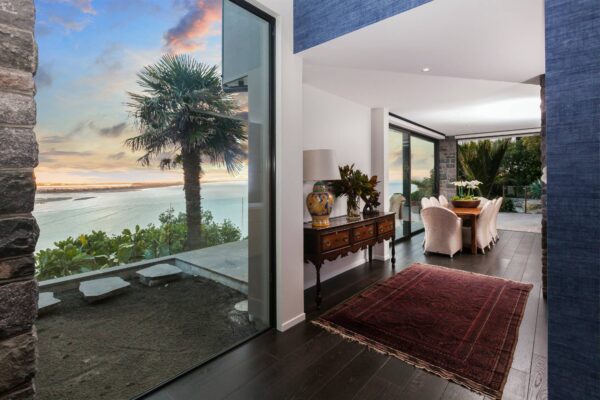 125 Scarborough Lane Lounge